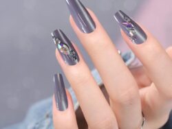 Diamond-set Nails Brownish-gray
